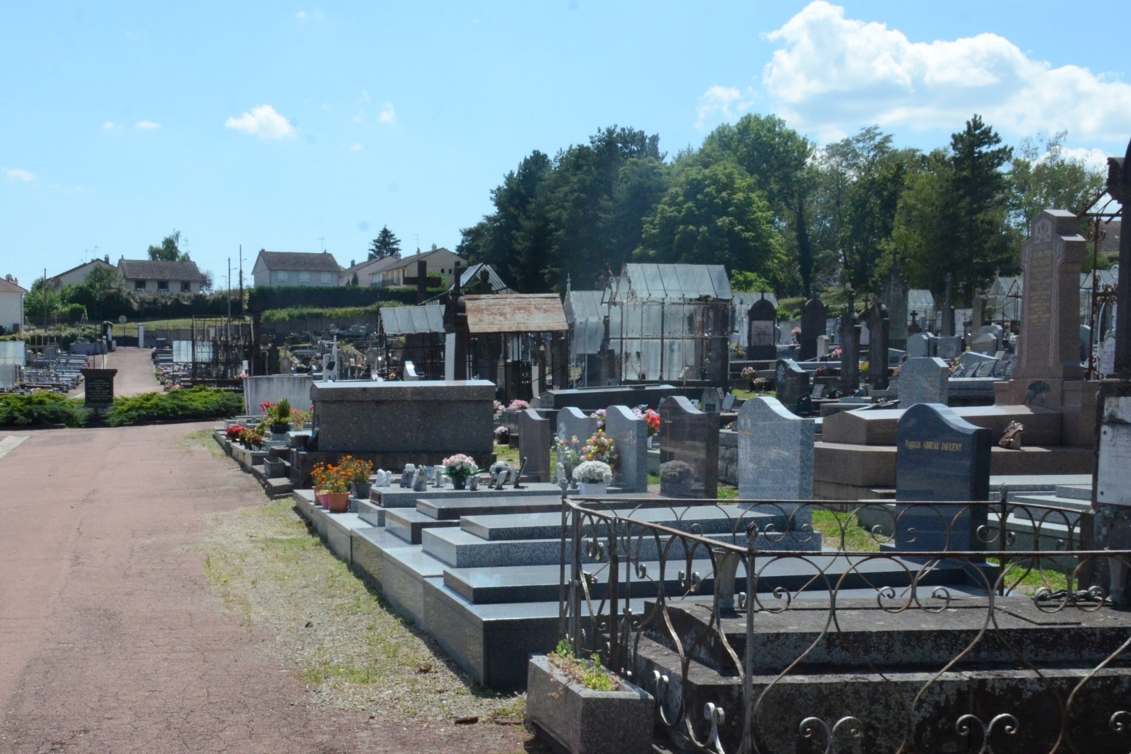 Tombes dans le cimetière de Bellerive-sur-Allier